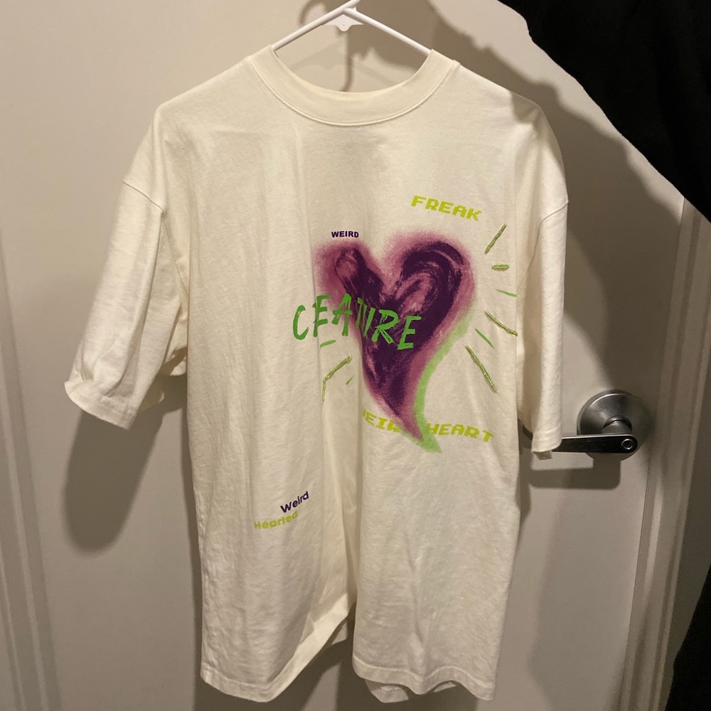 T-shirt oversized, from urban outfitters. White purple and green.